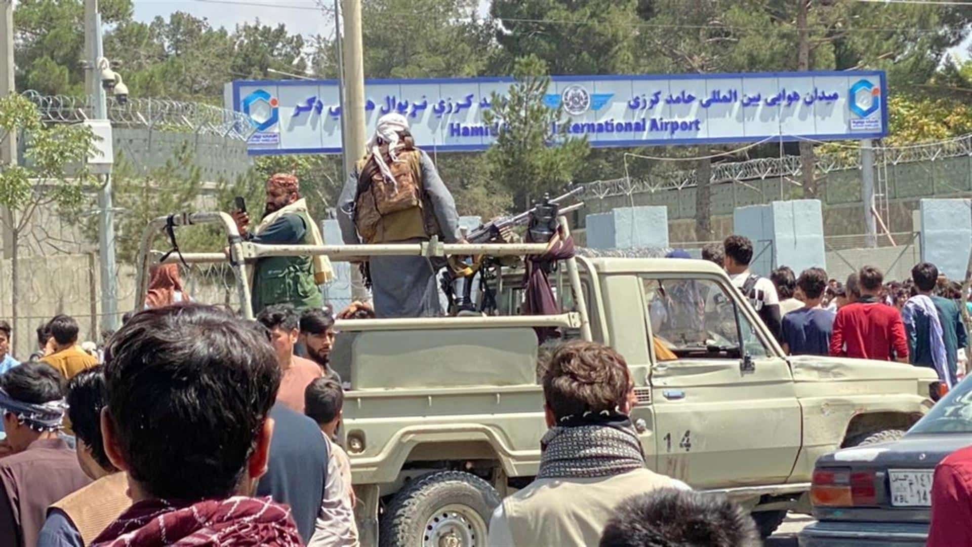Una patrulla de soldados talibanes, en un vehículo armado a la entrada del aeropuerto internacional de Kabul.