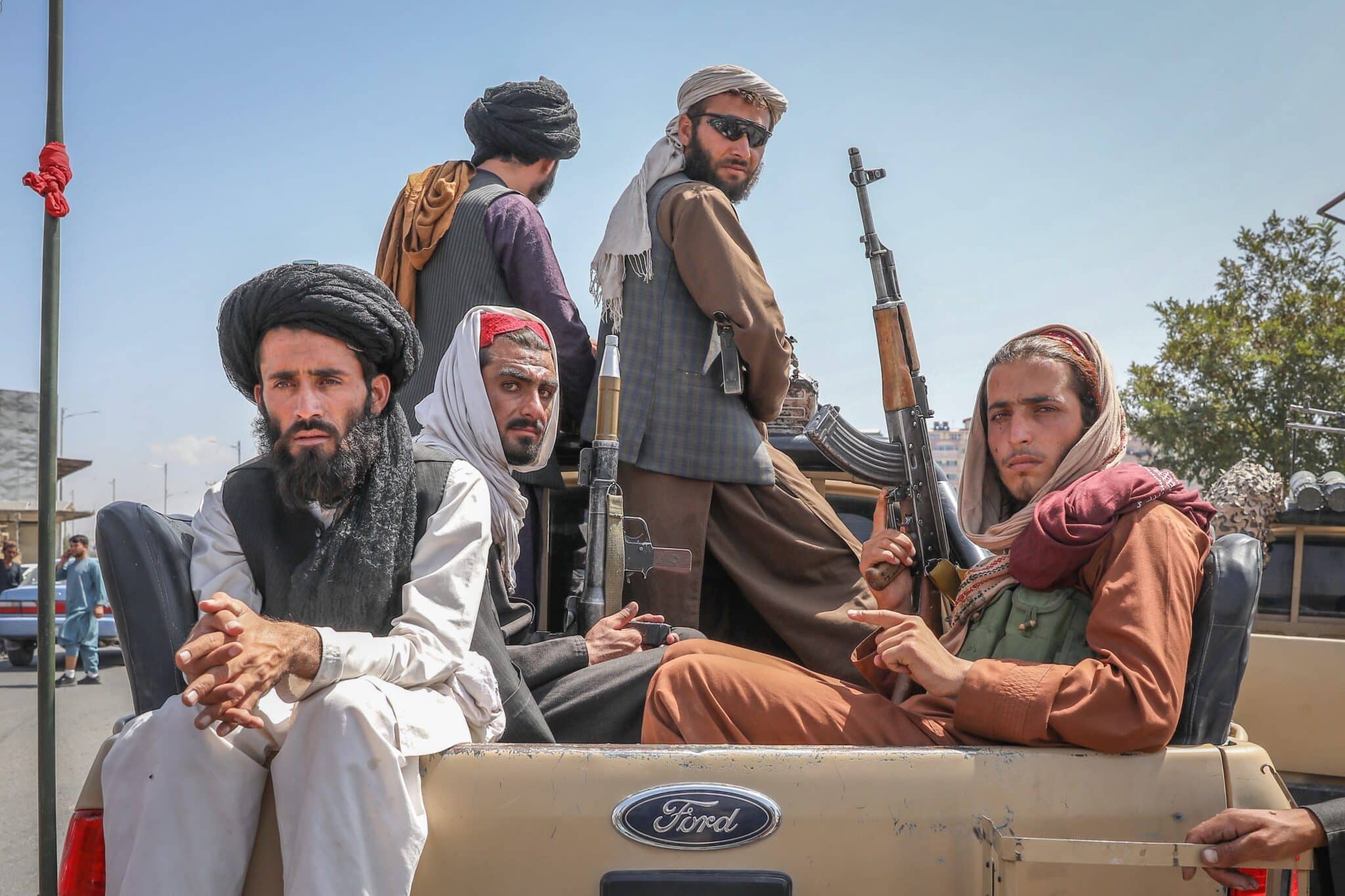 Talibanes viajan en un vehículo americano por las calles de Kabul, Afganistán.