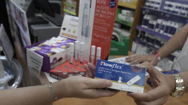 un-farmaceutico-ensena-un-test-de-antigenos-de-deteccion-del-covid-19-en-la-farmacia-situada-en-la-calle-tucan-7-a-20-de-julio-de-2021-en-madrid-espana