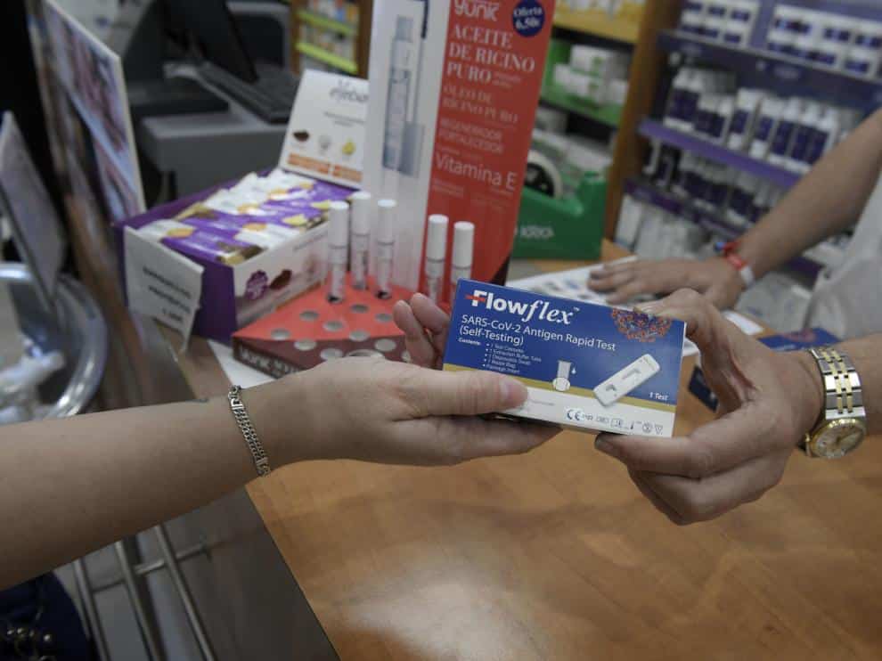 La venta de test de antígenos en farmacias cae un 48,8% desde su aprobación