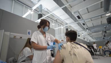 España resiste mientras Europa impone restricciones severas para frenar la sexta ola de coronavirus