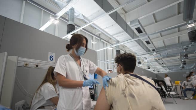 Sanidad notifica 23.140 nuevos casos de coronavirus y la incidencia baja a 472 Un joven recibe la primera dosis de la vacuna Pfizer