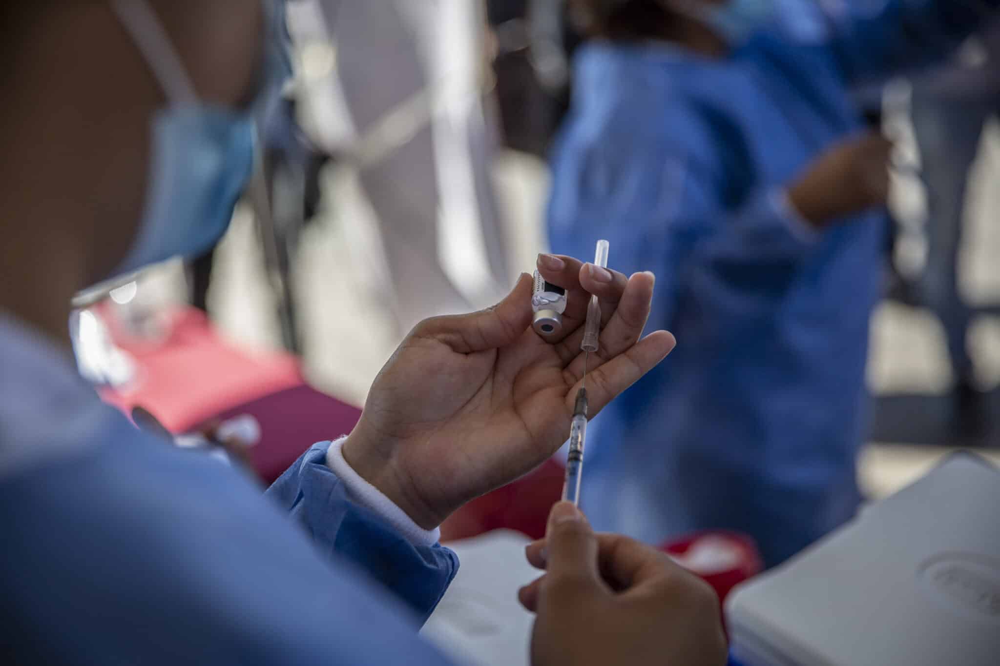 Enfermero preparando una dosis de vacuna
