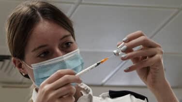 La Comunidad de Madrid amplía a jóvenes de 16 y 17 años la autocita para recibir Moderna