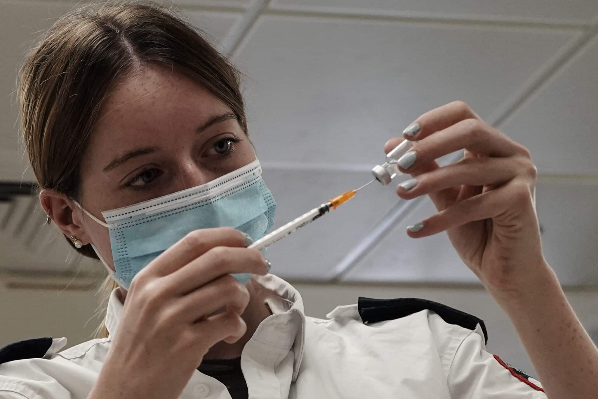 Enfermera preparando una vacuna contra el coronavirus.