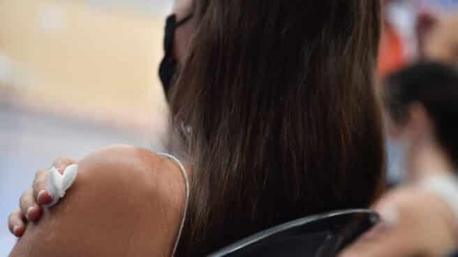 Una joven recibe la primera dosis de la vacuna Moderna en Murcia