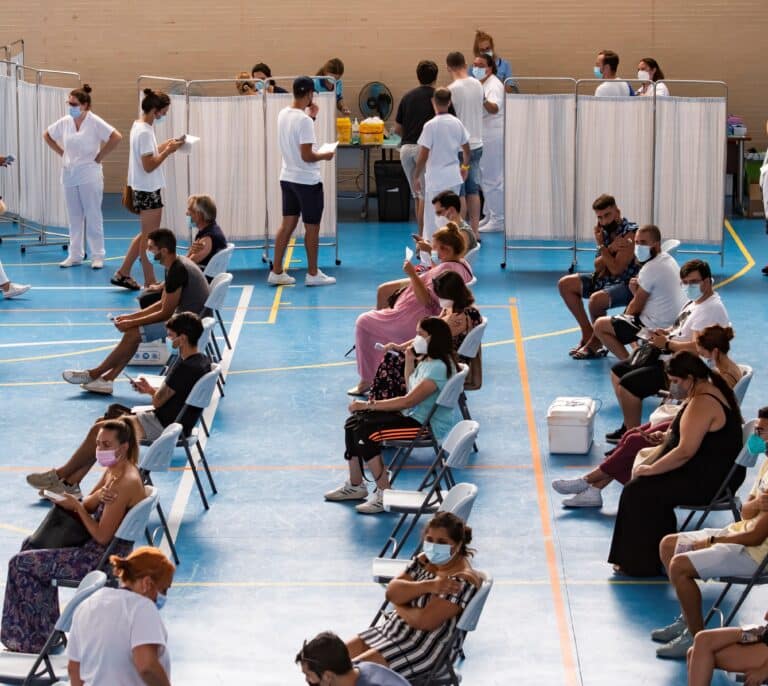 La tercera dosis entra en el calendario ante nuevas oleadas de Covid