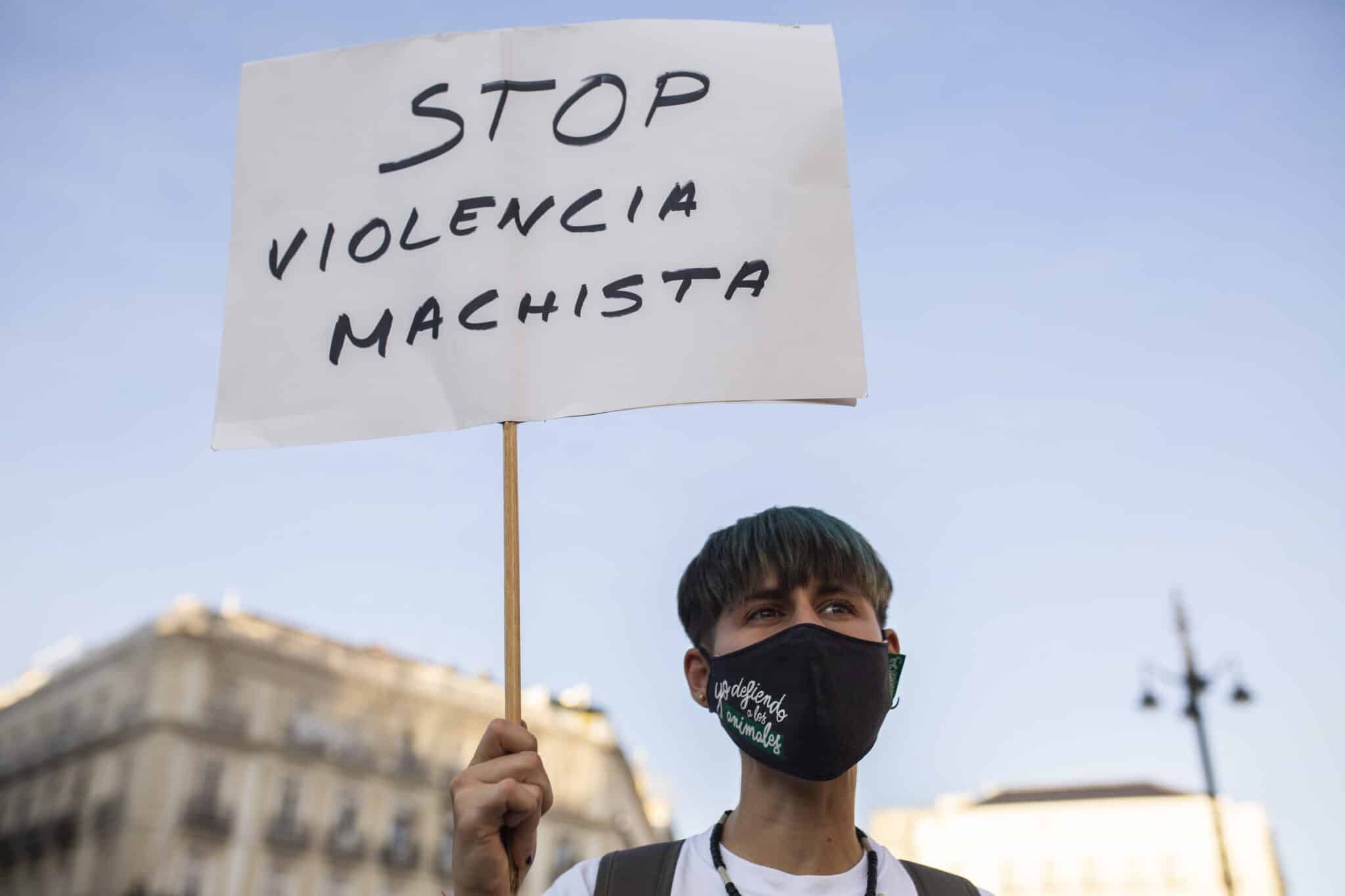 Una mujer sostiene una pancarta en una concentración para exigir “El Pacto de Estado Contra la Violencia de Género