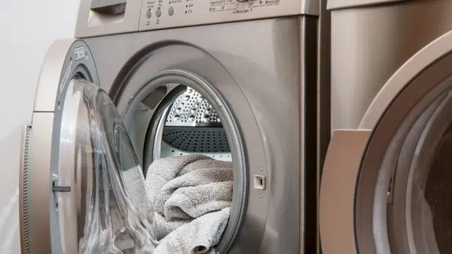 Luz casi gratis: poner una lavadora o el aire acondicionado costará menos de 2 céntimos durante la siesta