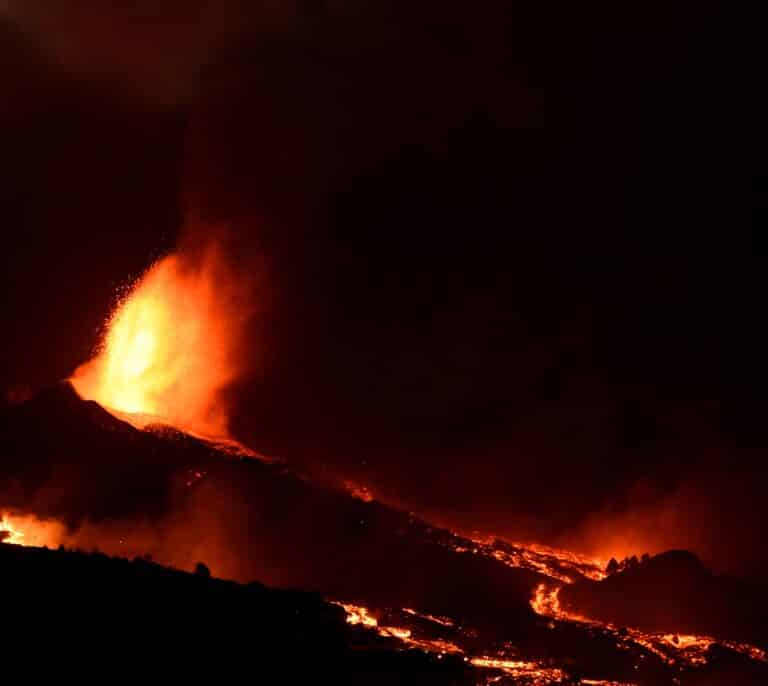 Una nueva boca eruptiva en El Paso obliga a la evacuación de la zona