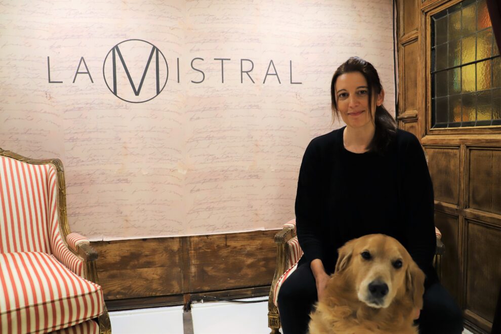 Andrea y su perra Aurora en la librería La Mistral