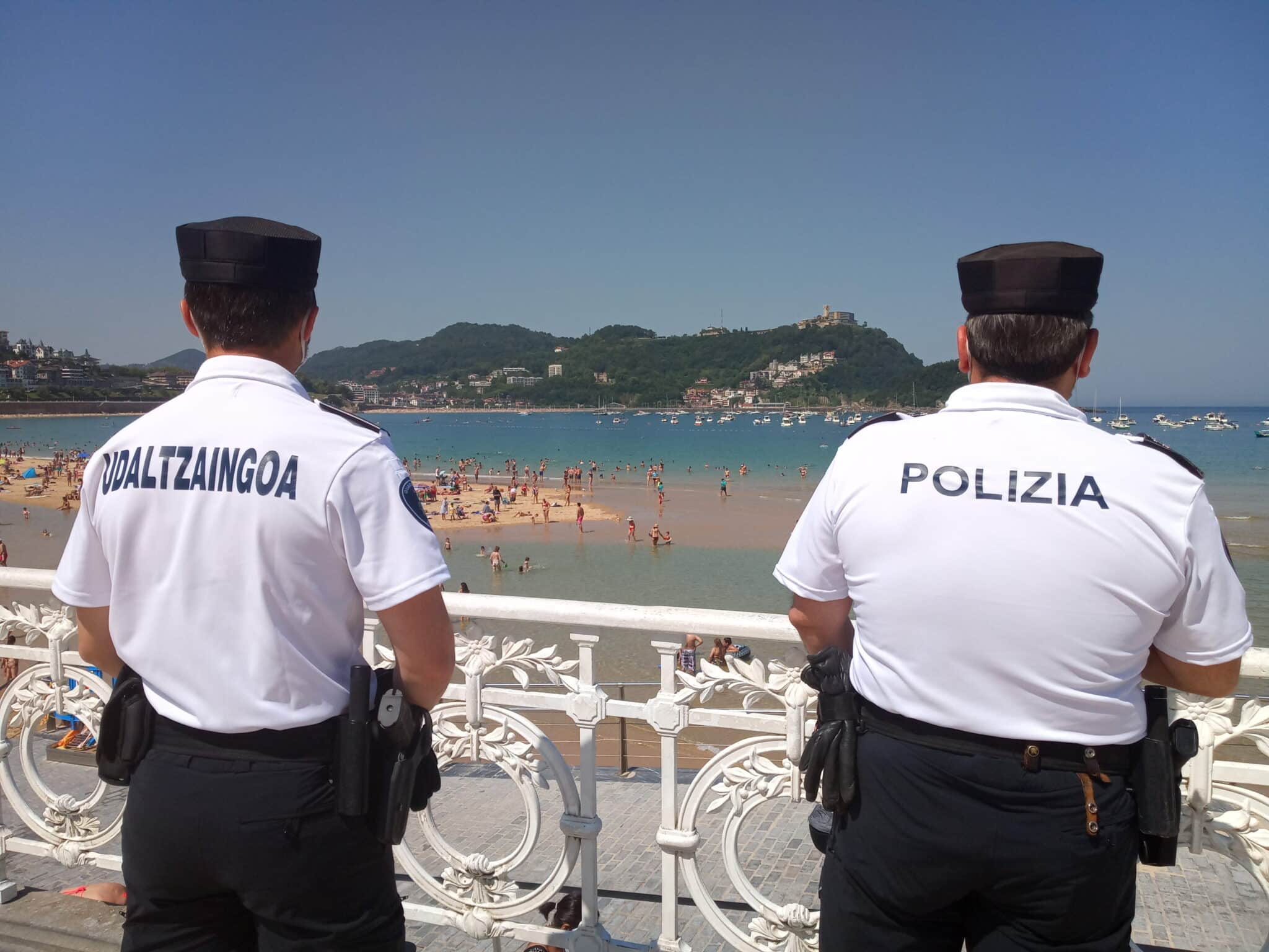 Dos agentes de la Policía Local controlan la Playa de la Concha en San Sebastián