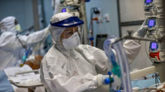 Foto de archivo de personal sanitario en un hospital