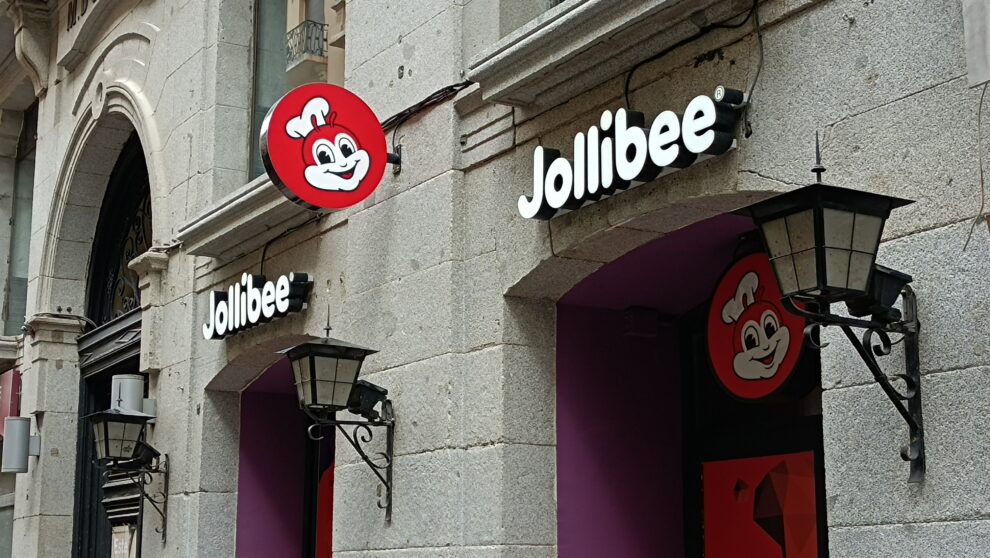 Exterior del nuevo restaurante Jollibee en Madrid.