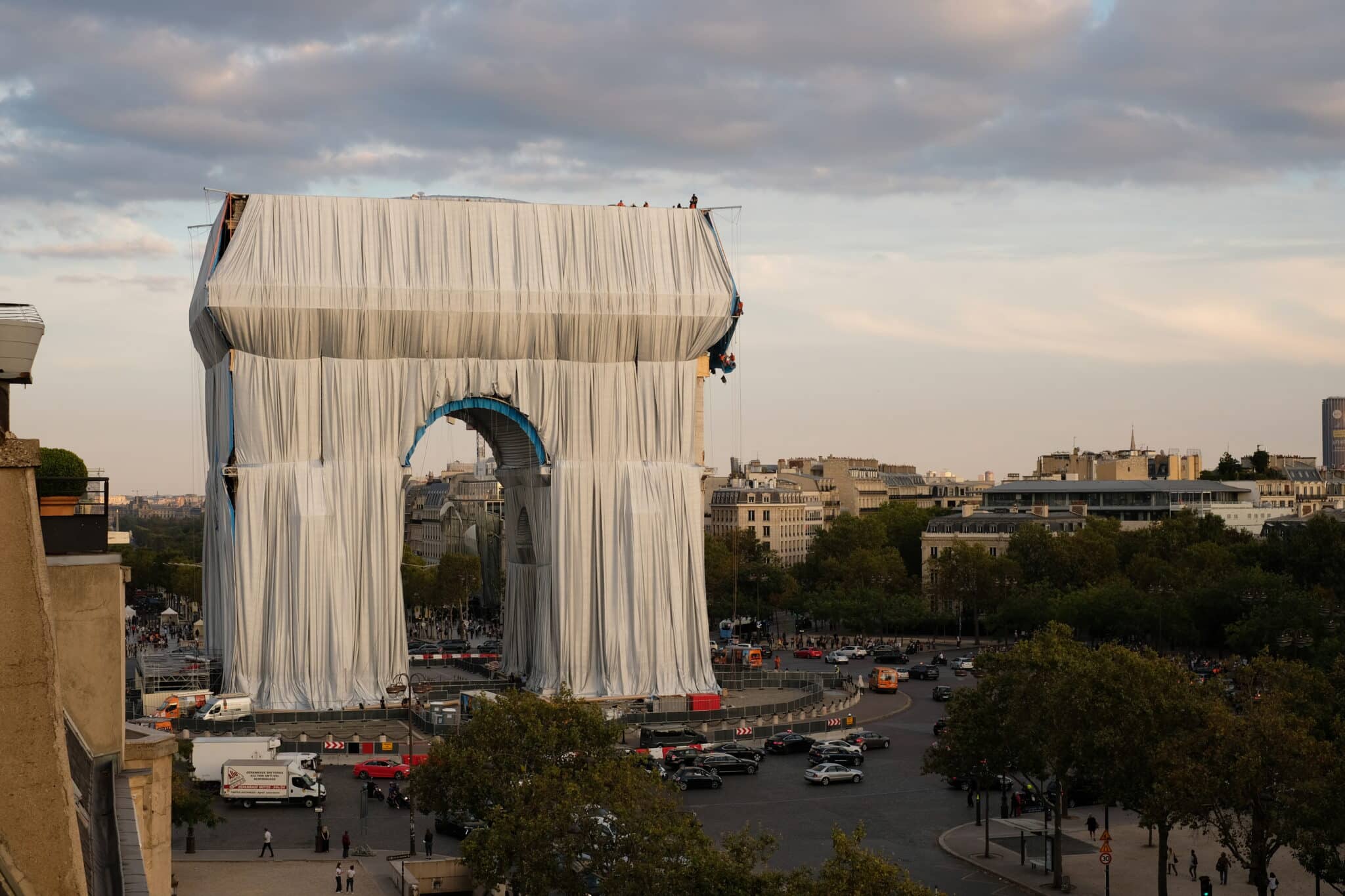 Se están desplegando paneles de tela frente a las paredes exteriores del Arco de Triunfo.