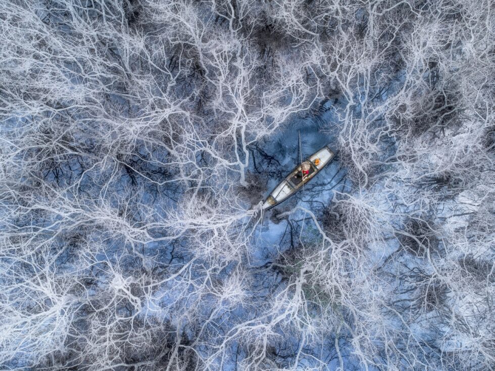 Un pescador inicia su jornada de pesca en manglar del lago Tam Giang, en la provincia china de Hue, alrededor de los manglares