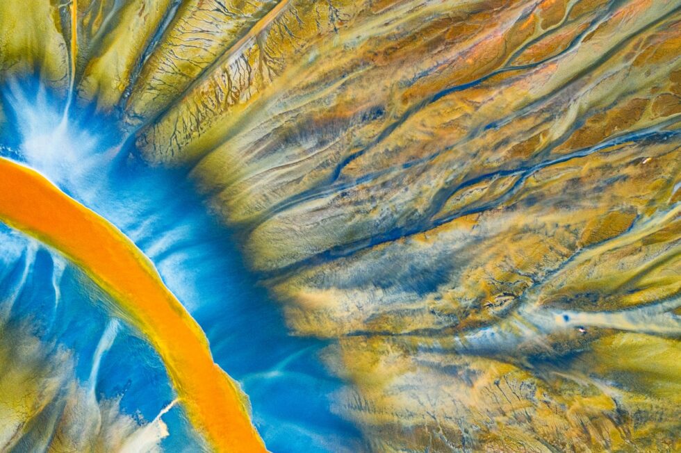 Imagen aérea de un río contaminado que muestra una explosión de colores.