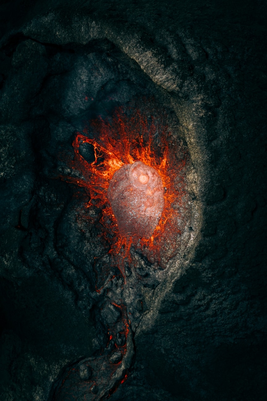 Imagen ganadora de la categoría de Naturaleza tomada dentro de un volcán en Islandia durante su erupción.