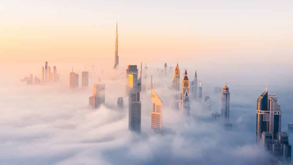 Imagen aérea de la niebla en Dubai que deja al descubierto en las alturas decenas de rascacielos que sobresalen por las nubes.