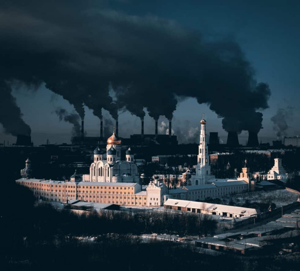 Foto ganadora de la categoría de fotografía urbana en la que se ve un monasterio en Moscú de más de 500 años con el fondo de una planta energética claramente contaminantes.