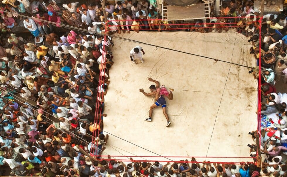 Imagen aérea de un ring de lucha libre montado en un mercado en la India