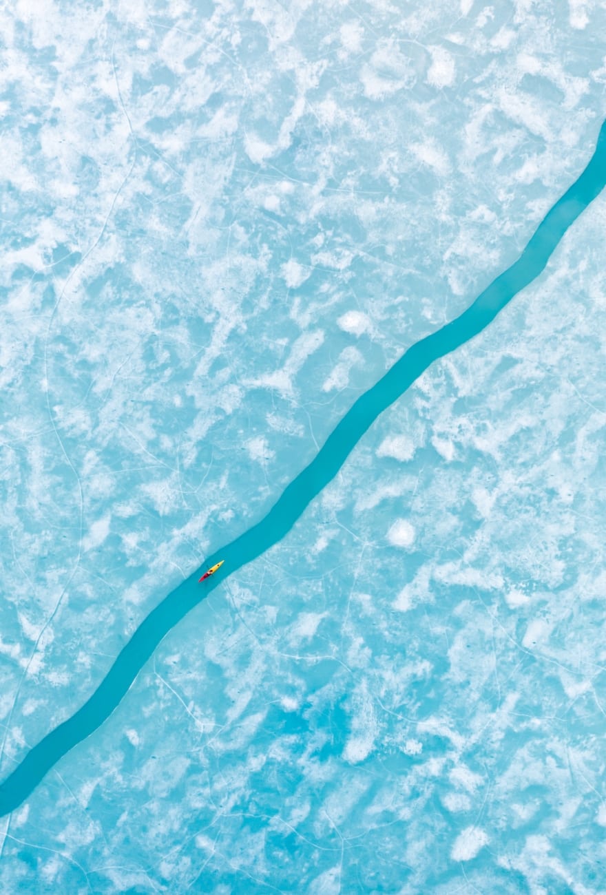 Las capas de hielo se separan en un lago alimentado por glaciares, lo que da una oportunidad para la exploración en canoa.