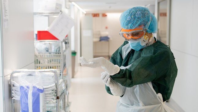 Archivo - Atención a los casos con el Covid-19 en el Hospital Clínic. UCI de atención a los pacientes con coronavirus.