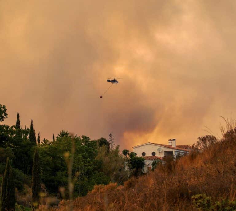El fuego en Sierra Bermeja afecta ya a 3.600 hectáreas