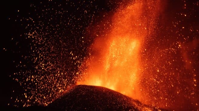 El volcán de La Palma muestra fases más explosivas tras seis días de erupción