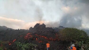 Los bomberos de tú a tú con la lava: "Queremos salvar la iglesia y la escuela de Todoque"