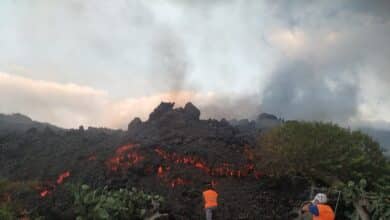 Los bomberos de tú a tú con la lava: "Queremos salvar la iglesia y la escuela de Todoque"