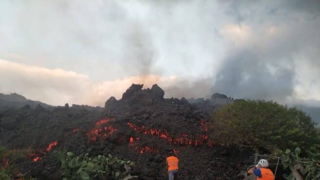 Técnicos del Instituto Volcanológico de Canarias (Involcán) toman muestras de lava del nuevo volcán de La Palma