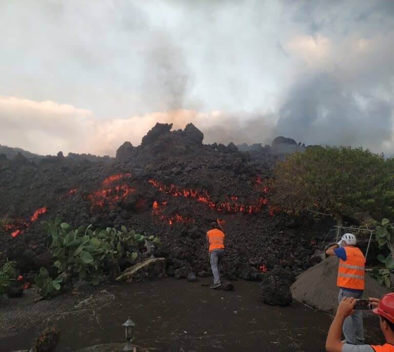 Los bomberos de tú a tú con la lava: "Queremos salvar la iglesia y la escuela de Todoque"