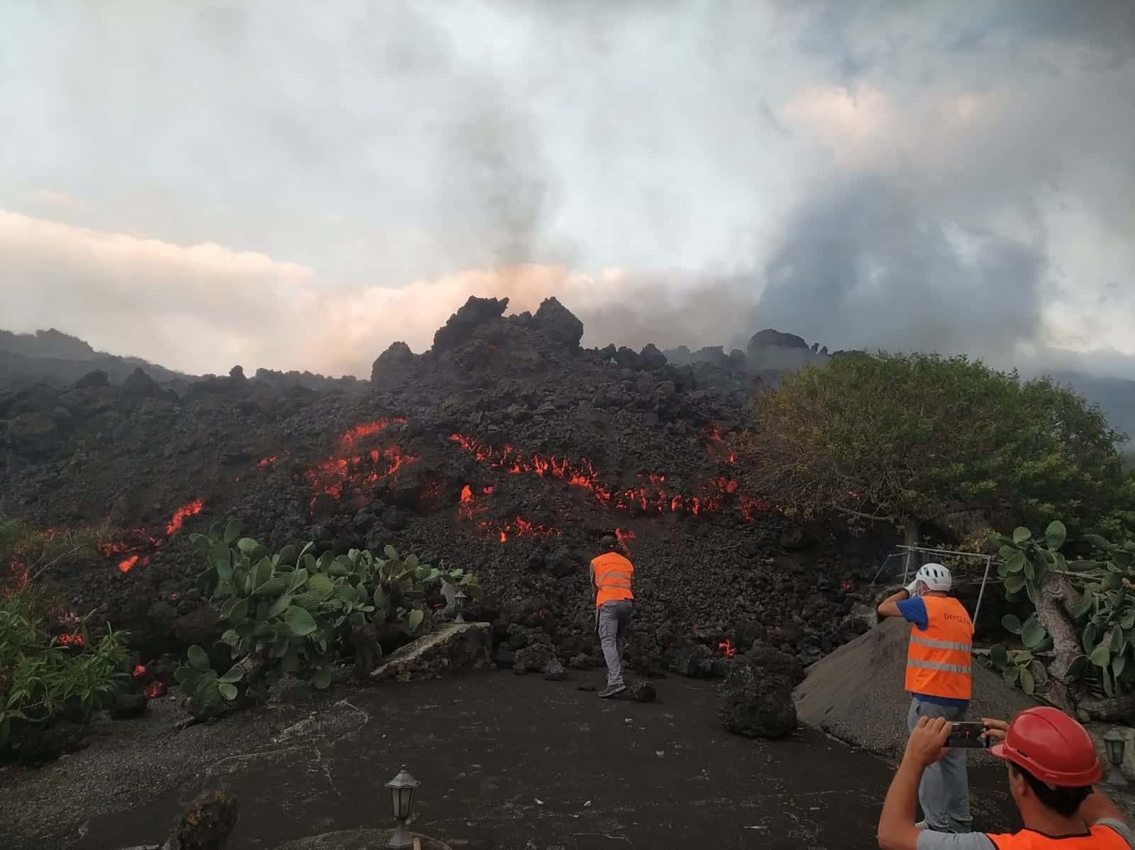 Técnicos del Instituto Volcanológico de Canarias (Involcán) toman muestras de lava del nuevo volcán de La Palma