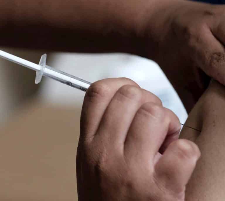 El mal negocio de la UE: compra más caras las vacunas cuando funcionan menos