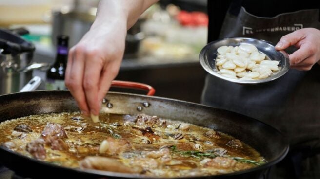 Imagen del chef Rodrigo de la Calle cocinando una paella.