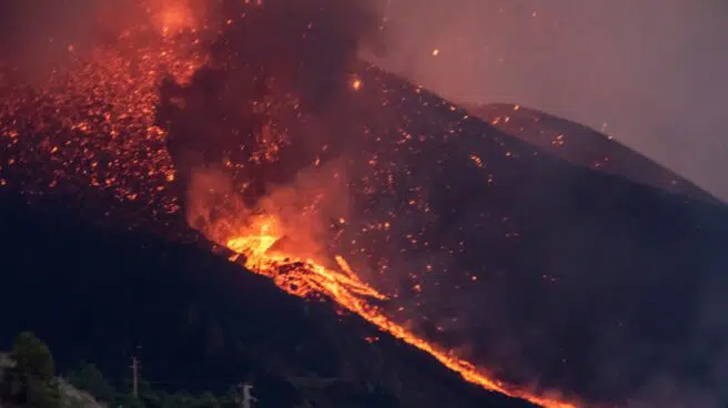 El cono del volcán de La Palma se rompe y deja "una colada enorme" hacia el mar