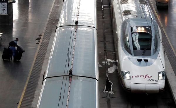 Vías del tren y la Renfe al lado derecho