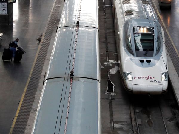 Vías del tren y la Renfe al lado derecho