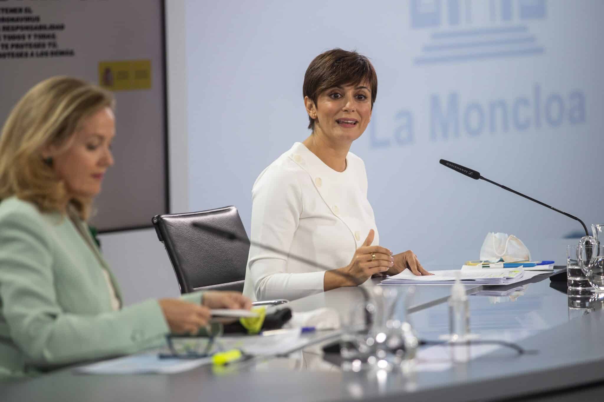 La ministra portavoz, Isabel Rodríguez, y la vicepresidenta primera y ministra de Economía Nadia Calviño