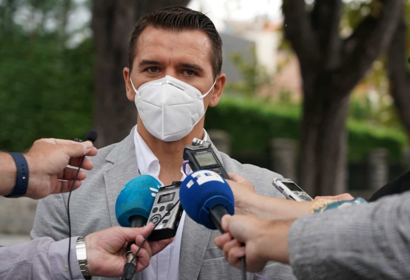 El secretario de Organización de Jupol, Aarón Rivero, atendiendo a los periodistas.