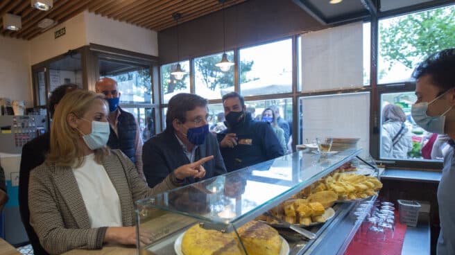 Acto de campaña del PP en Alcobendas (Madrid) El alcalde de Madrid, José Luis Martínez-Almeida, visita un restaurante durante un acto de campaña