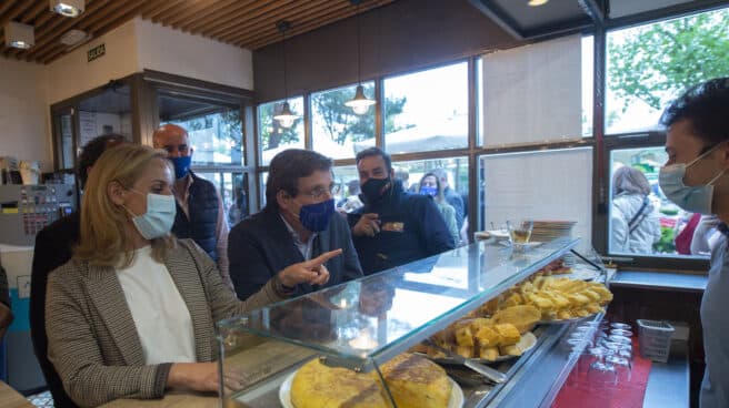 El alcalde de Madrid, José Luis Martínez-Almeida, visita un restaurante durante un acto de campaña