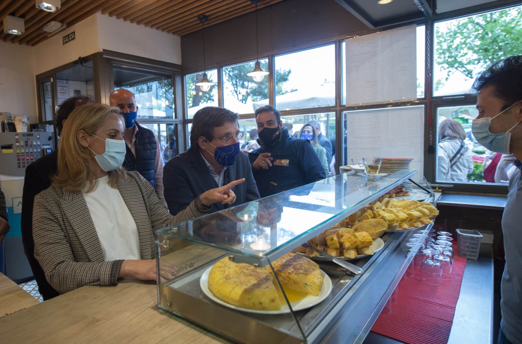 El alcalde de Madrid, José Luis Martínez-Almeida, visita un restaurante durante un acto de campaña