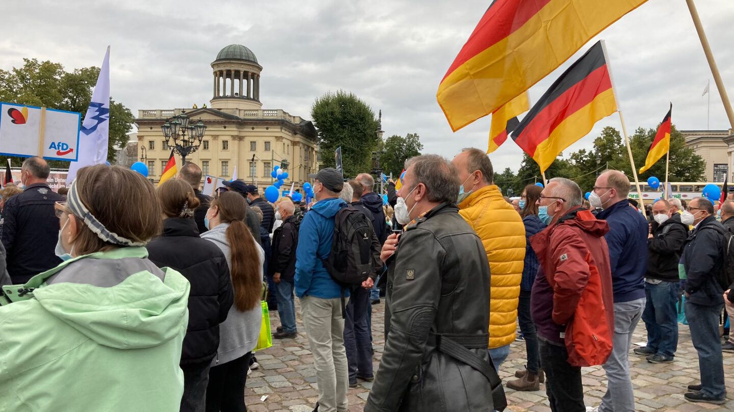 Seguidores de Alternativa para Alemania atienden el mitin de fin de campaña en Berlín