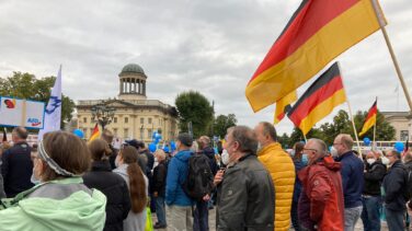 Banderas alemanas en palacio y 'calcetines rojos' en Berlín Este: el fin de campaña más extremo