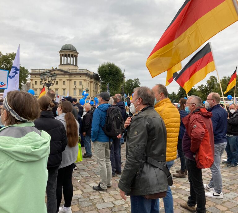 Banderas alemanas en palacio y 'calcetines rojos' en Berlín Este: el fin de campaña más extremo