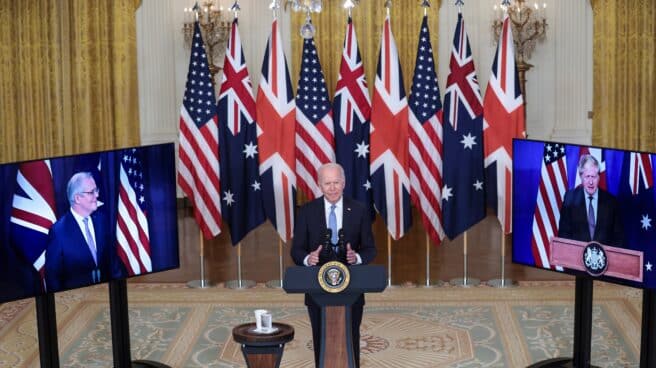 Joe Biden, en el centro, con los primeros ministros de Australia, Scott Morrison, y Reino Unido, Boris Johnson, en las pantallas