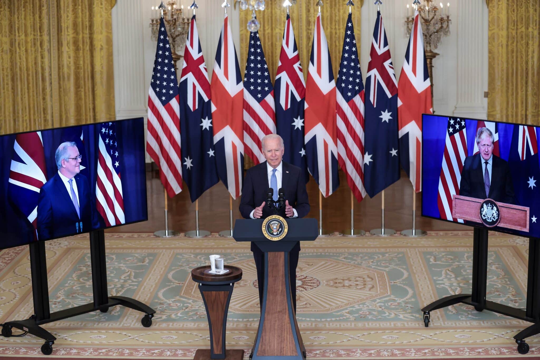Joe Biden, en el centro, con los primeros ministros de Australia, Scott Morrison, y Reino Unido, Boris Johnson, en las pantallas