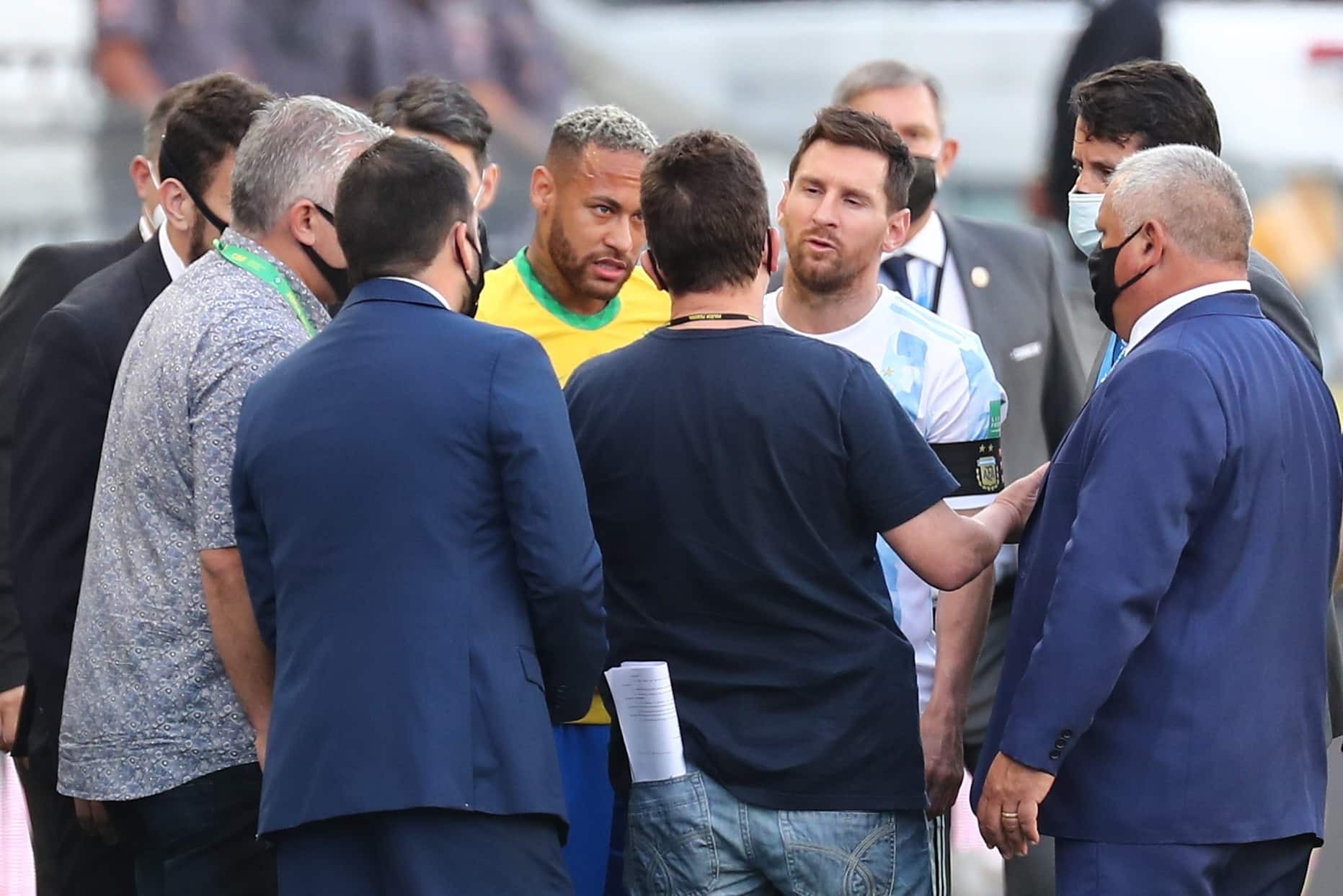 Neymar y Messi hablan con funcionarios de salud brasileños tras la suspensión del Brasil-Argentina